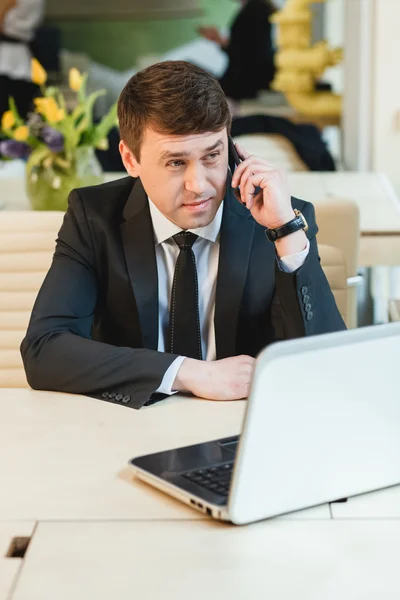 Uomo d'affari attento che scrive su notebook a ufficio — Foto Stock