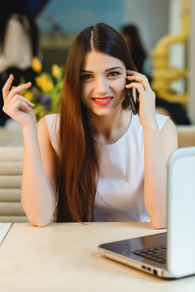 Een jonge zakenvrouw met een koffiepauze. Tabletcomputer gebruiken. Stockafbeelding