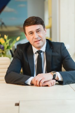 Özenli işadamı dizüstü ofisinde yazma