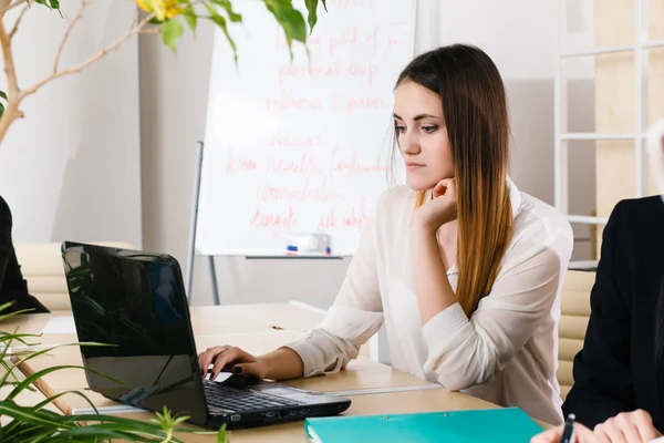 Jovem empresária numa pausa para o café. Usando computador tablet. — Fotografia de Stock