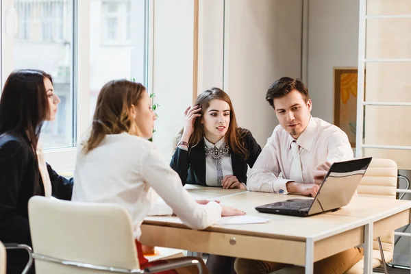 Businessteam spolupracovat na projektu — Stock fotografie