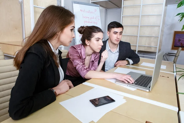 Businessteam working together on project — Stock Photo, Image