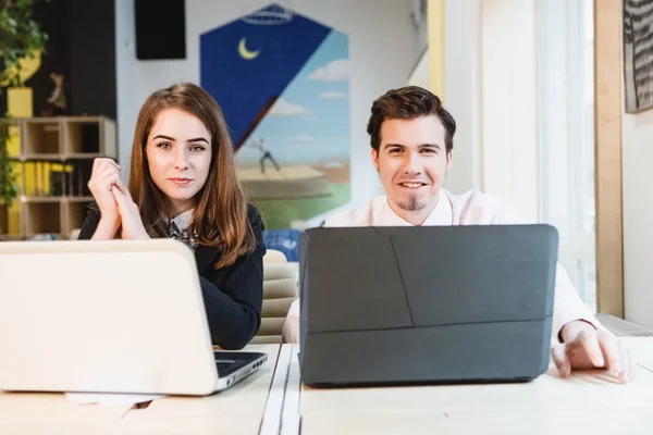 Счастливая молодая расслабленная пара, работающая на ноутбуке — стоковое фото
