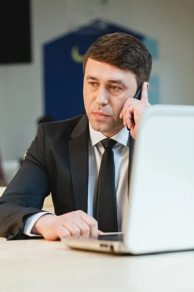 Atento hombre de negocios escribiendo en el cuaderno en la oficina — Foto de Stock