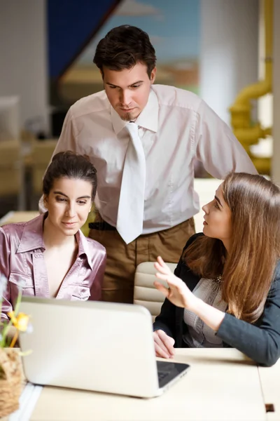 Businessteam working together on project — Stock Photo, Image