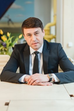 Özenli işadamı dizüstü ofisinde yazma