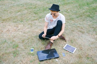 adam cep telefonu, dokunmatik yüzey ve dizüstü