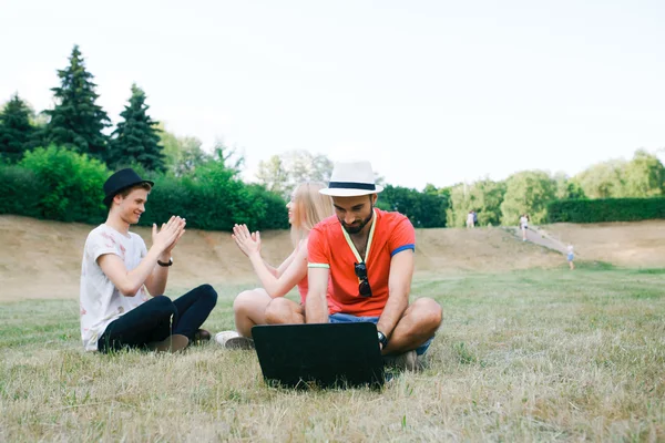 기술 및 사람들 개념-태블릿 pc 컴퓨터와 그룹 친구 공원에 앉아 스마트폰 — 스톡 사진