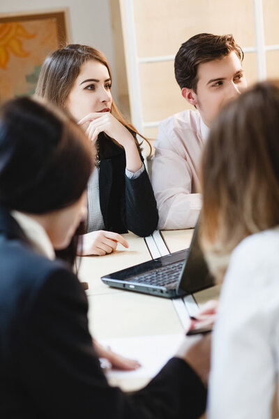 Businessteam работает вместе над проектом
