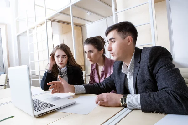 Businessteam spolupracovat na projektu — Stock fotografie