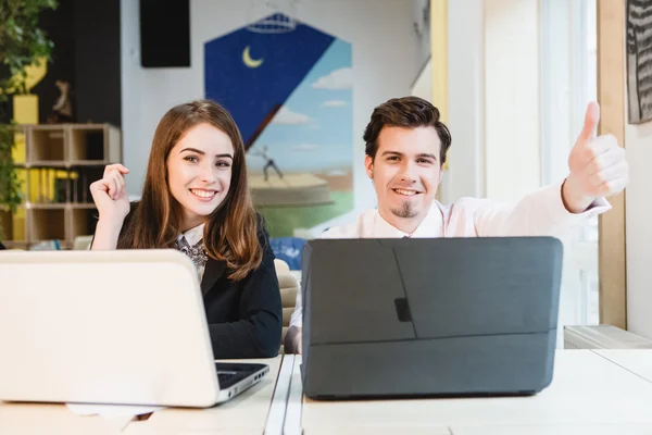 Feliz jovem casal relaxado trabalhando no computador portátil — Fotografia de Stock