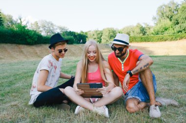 teknoloji ve insan kavramı - grup arkadaşları ile tablet pc bilgisayar, parkta oturan smartphone