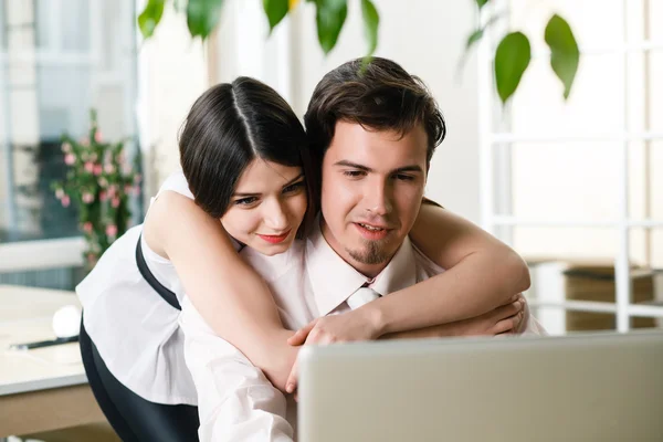 Feliz joven pareja relajada trabajando en el ordenador portátil — Foto de Stock