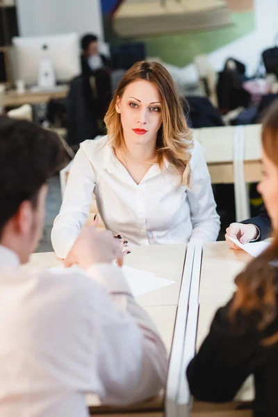 Businessteam spolupracovat na projektu — Stock fotografie