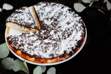 Siyah bir zemin üzerine çikolata sosu ile pasta.