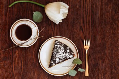 Paskalya pastasından ahşap arka plan üzerinde.