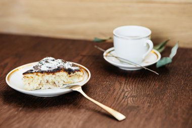 Paskalya pastasından ahşap arka plan üzerinde.