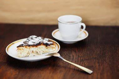 Paskalya pastasından ahşap arka plan üzerinde.
