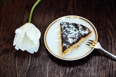 Paskalya pastasından ahşap arka plan üzerinde.
