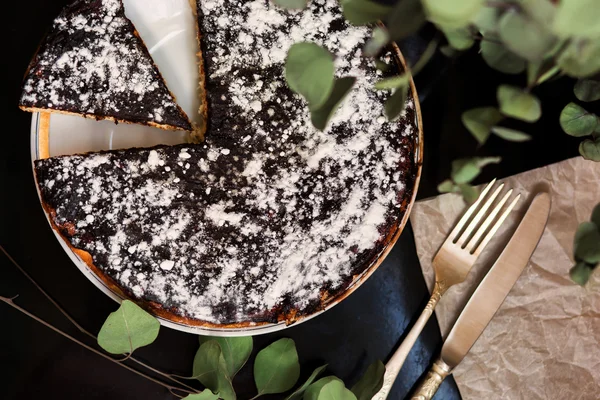 Siyah bir zemin üzerine çikolata sosu ile pasta. — Stok fotoğraf