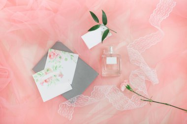 Güzel düğün davetiyesi. Ayrıntılar basımcılık, çiçekler ve parfüm.