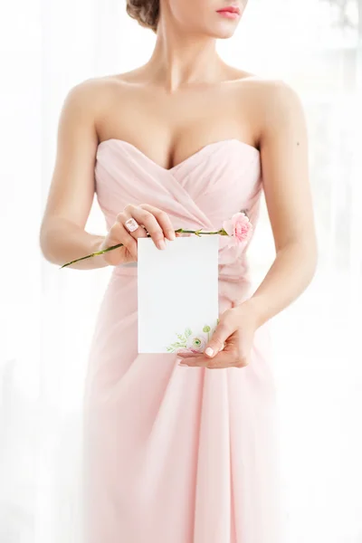 Hochzeitspolygraphie. Einladung in die Hände von Frauen. — Stockfoto