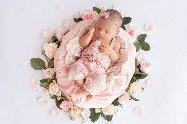 Uyuyan yeni doğan bebek. Sağlıklı çocuk, hastane kavramı ve mutlu annelik. Bebek, bebek. Sağlıklı ve tıbbi konsept. Mutlu hamilelikler ve doğum. Çocuk teması. Bebek ve çocuk eşyaları..