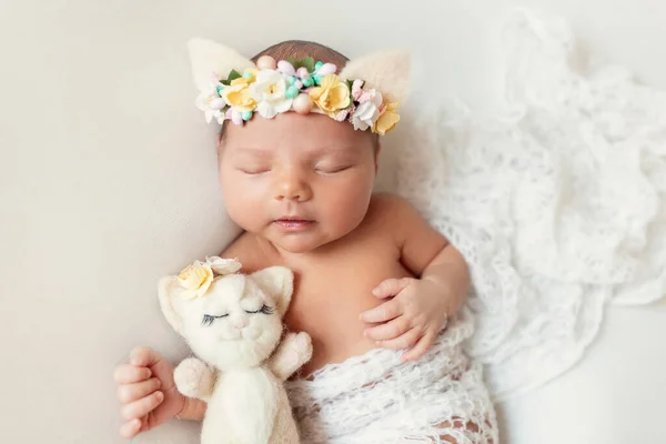 Uyuyan yeni doğan bebek. Sağlıklı çocuk, hastane kavramı ve mutlu annelik. Bebek, bebek. Sağlıklı ve tıbbi konsept. Mutlu hamilelikler ve doğum. Çocuk teması. Bebek ve çocuk eşyaları..