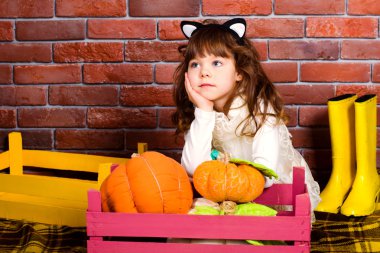 küçük kız düşünceli arıyorum