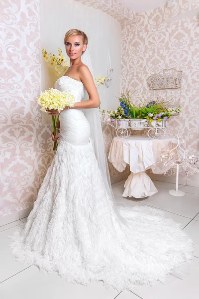 Young beautiful bride — Stock Photo, Image