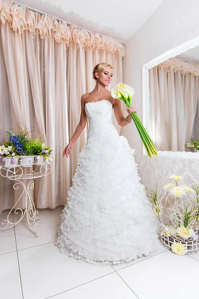 Young beautiful bride — Stock Photo, Image