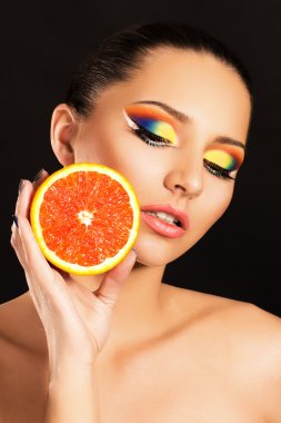 parlak makyaj. Turuncu kızla