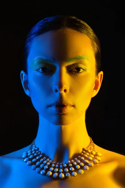 Retrato de uma bela jovem, amarelo-azul — Fotografia de Stock