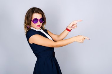  stüdyoda yaz tarzda güzel kız.