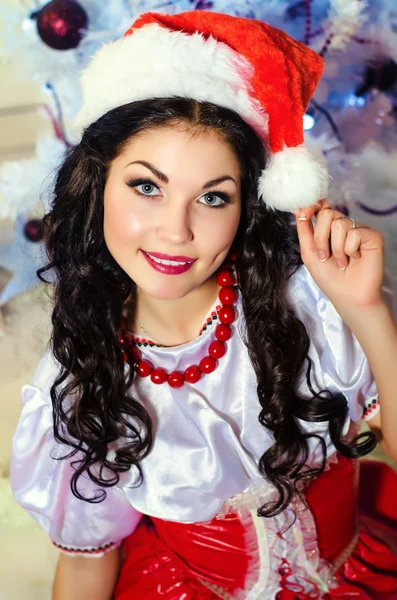 Hermosa chica en sombrero de santa —  Fotos de Stock