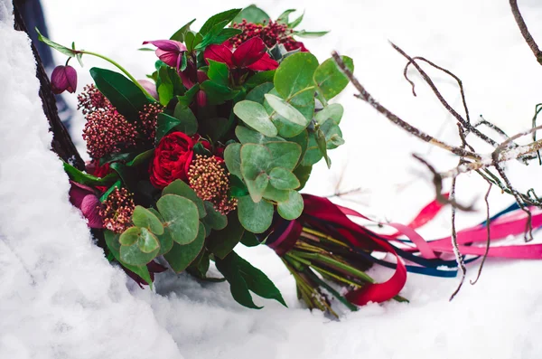 Svatební kytice s červenými a vínovými barvami — Stock fotografie