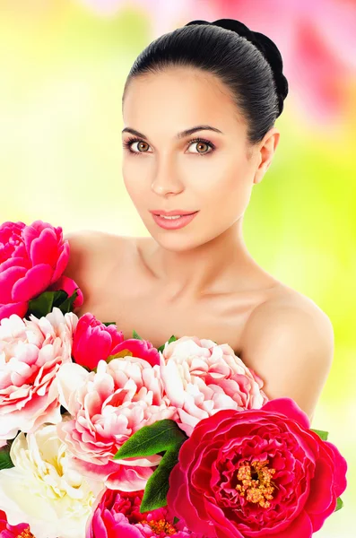 Beauty face of young woman with flowers. Beauty treatment concep — Stock Photo, Image