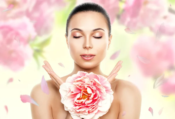 Beauté visage de jeune femme avec des fleurs. Concept de traitement beauté — Photo