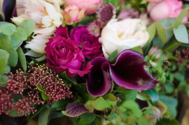 Güzel düğün boho buket kırmızı ve pembe çiçekler ve yeşil