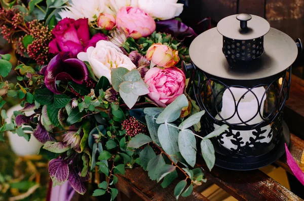 Belo buquê de boho de casamento de flores vermelhas e rosa e verde — Fotografia de Stock