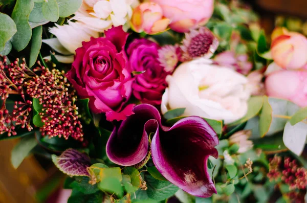 Belo buquê de boho de casamento de flores vermelhas e rosa e verde — Fotografia de Stock