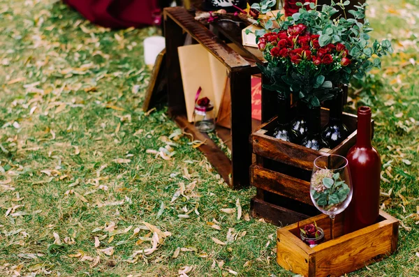 Красивый декор с винными бутылками, деревянными коробками и другими элементами — стоковое фото