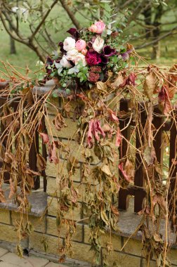 Güzel düğün boho buket kırmızı ve pembe çiçekler ve yeşil