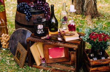 Şarap şişeleri, tahta kutular ve diğer elemen güzel bir dekor