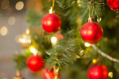Noel ve yeni yıl dekorasyon. Noel ağacı üzerinde önemsiz şey. Noel arka plan ile ufuk ışık.
