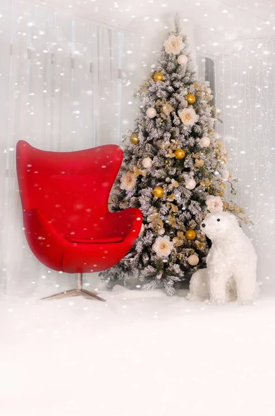Рождественская елка с красным креслом и белым медведем в интерьере . — стоковое фото