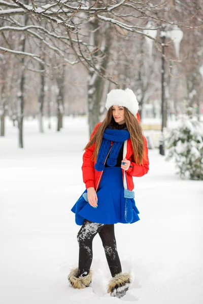 Ελκυστική νεαρή γυναίκα σε χειμερινό υπαίθριο. — Φωτογραφία Αρχείου