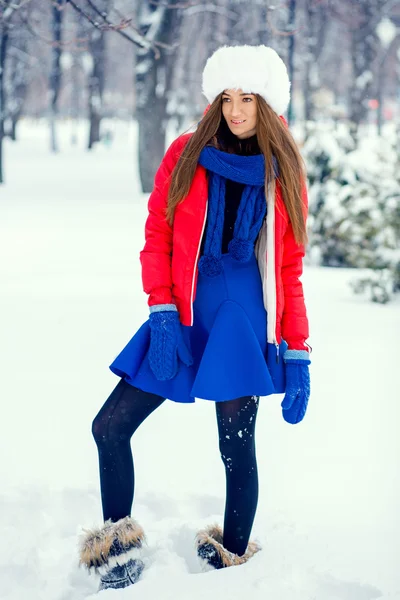 Atractiva joven mujer en invierno al aire libre — Foto de Stock