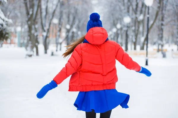 美丽的冬天冬天白雪覆盖的景观一名年轻女子的画像。这个女孩旋转变成一个有趣的舞蹈. — 图库照片