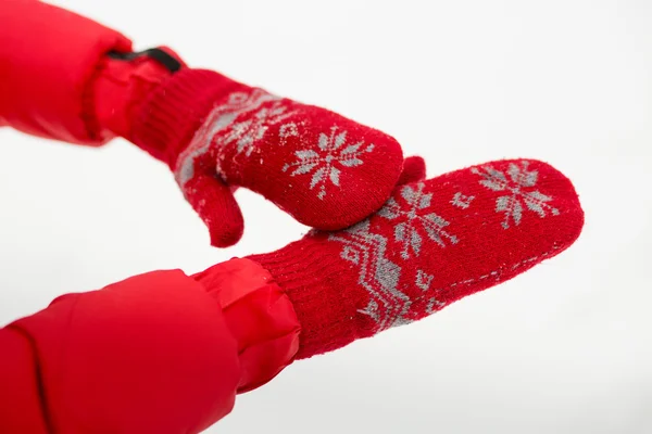 Mão feminina em mitenes vermelhas com neve . — Fotografia de Stock